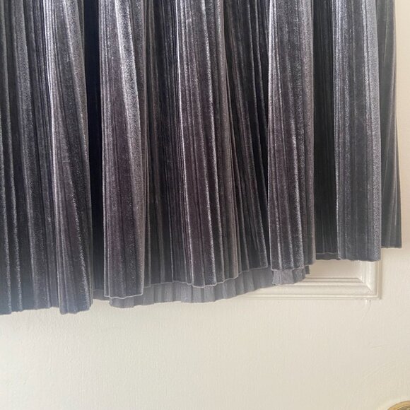 Velvet-look pleated skirt - Size Large - Picture 3 of 10